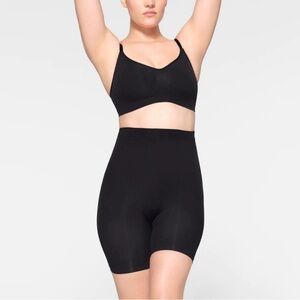 LIKE NEW Skims Seamless Sculpt Mid-thigh Short in Onyx